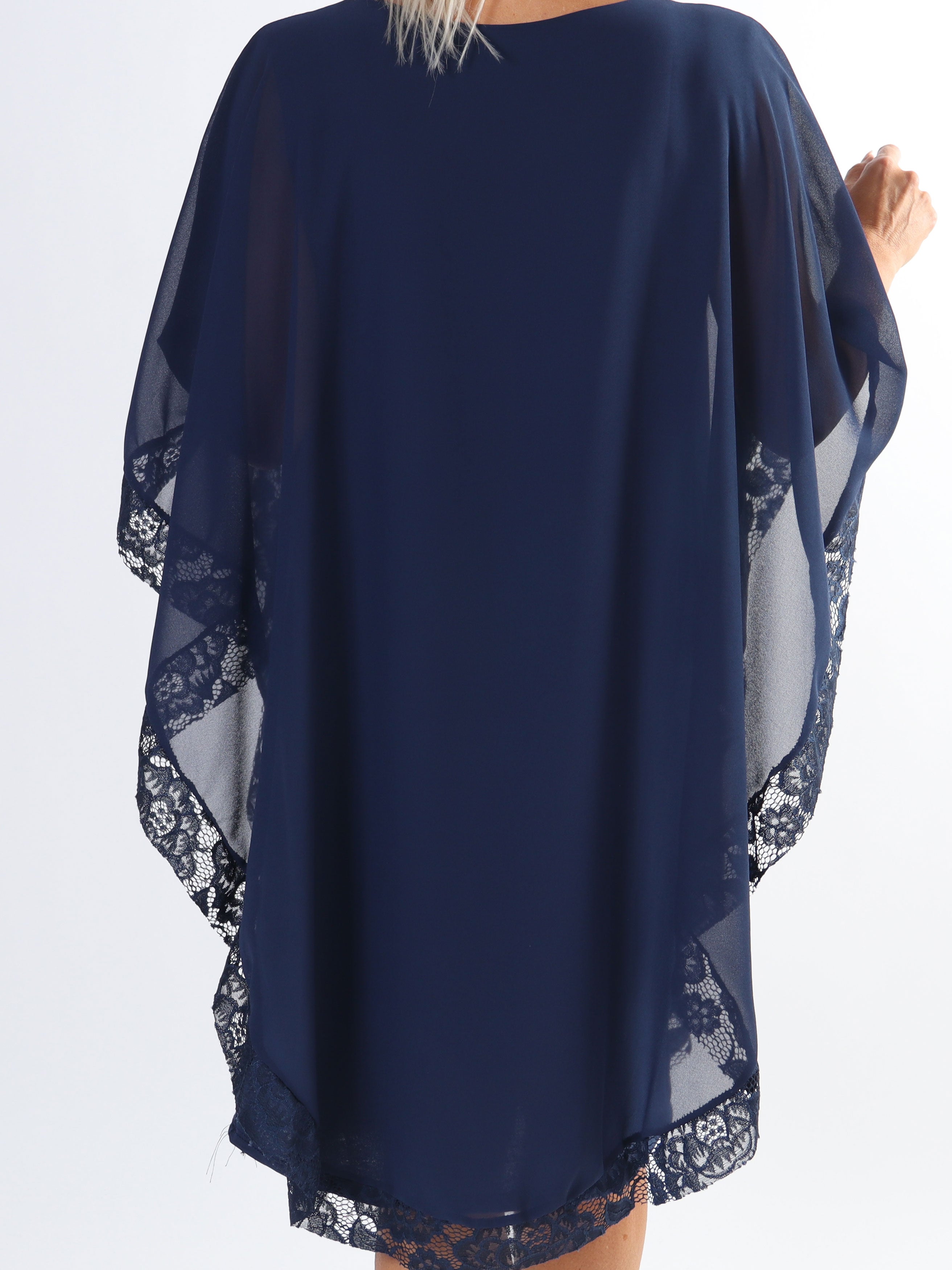 Kenya Edge - Plus size tunikaklänning med chiffonglager och spetskant